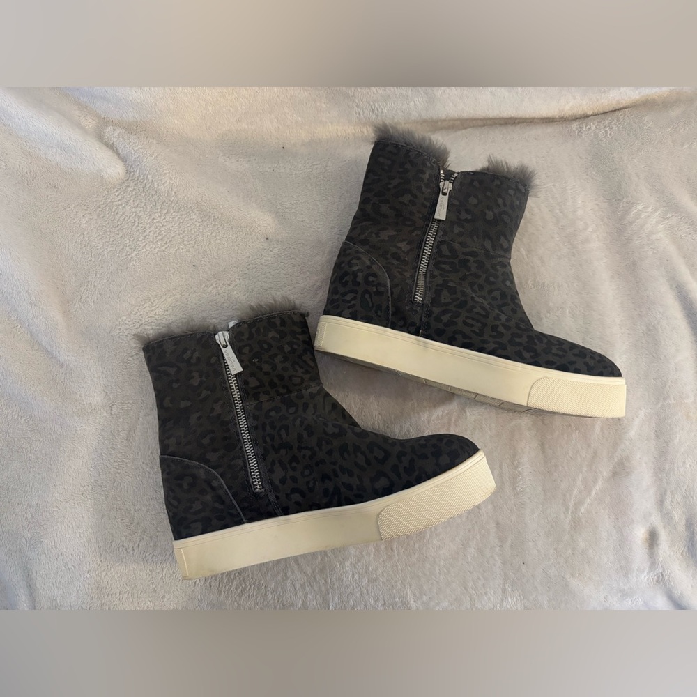 J Slides Sneaker Boots Fur Line Grey Leopard Size 7.5